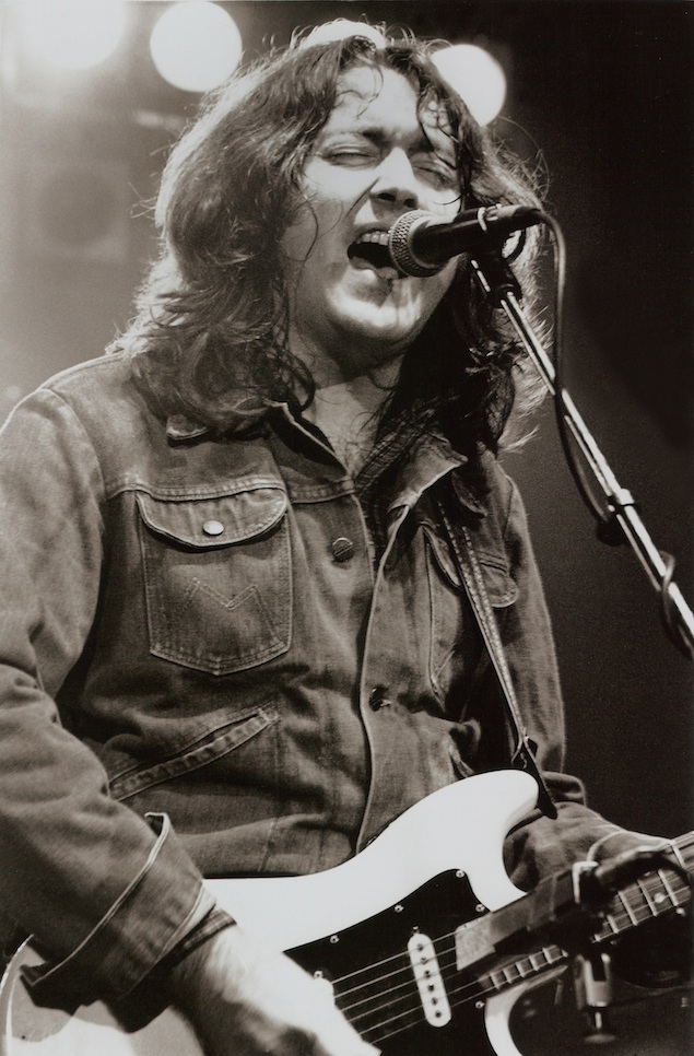 Rory_Gallagher_by_Harry_Potts