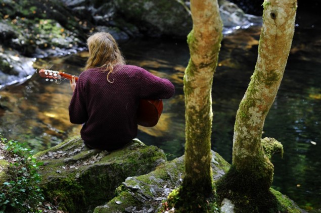 Musiker am Fluss. Foto: Clemens Mader