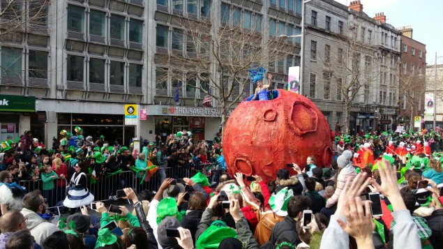 Riesiger Mars auf der Patrick´s Parade Dublin