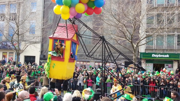Bunte Luftballons auf der Patrick´s Parade Dublin
