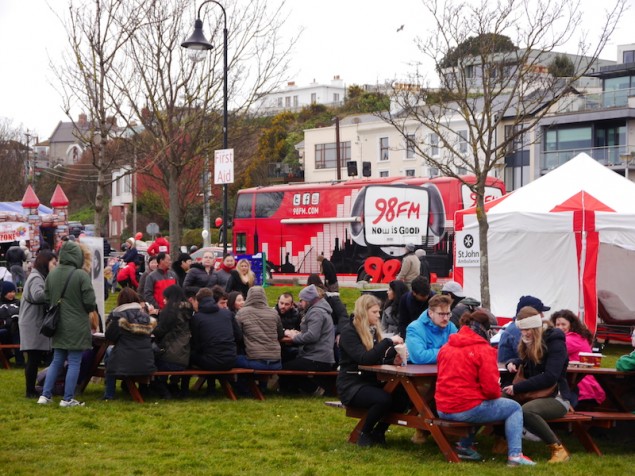 Besucher auf dem Dublin Bay Prawn Festival genossen Dublins Küsten-Garnele