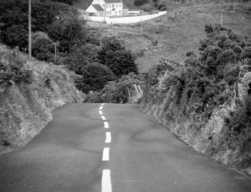Irland in Schwarz-Weiß: Eine Straße in Antrim